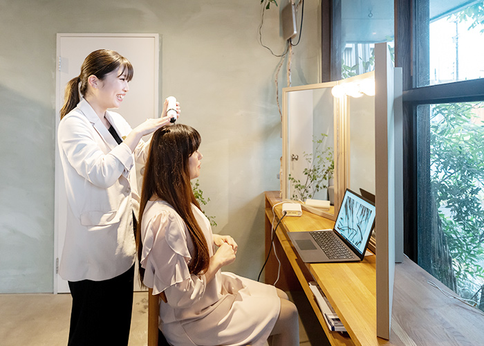 マイクロスコープを使用して施術前と施術後の頭皮を確認する