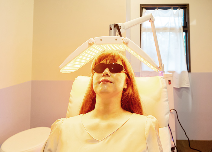 大学でも論文がでている発毛効果が期待できる近赤外線のLEDを当てて、塗布した培養液を頭皮に導入